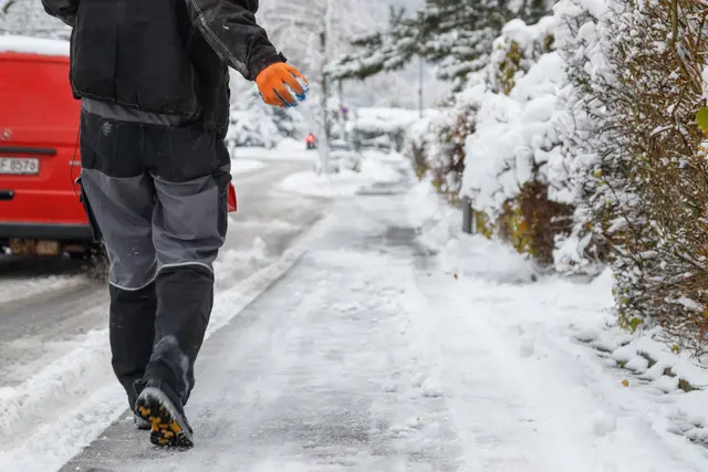 Schnee und Glätte auf Gehwegen verpflichten Eigentümer und oft auch Mieter zum Räumen und Streuen. | Foto: Friso Gentsch/dpa/dpa-mag