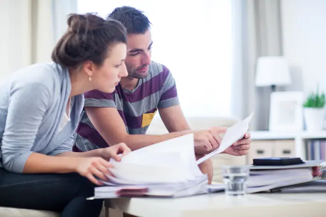 Wer zum Jahresstart den eigenen Versicherungsschutz überprüfen will, sollte auf den Leistungsumfang und die Vertragsbedingungen achten | Foto: Christin Klose/dpa-mag