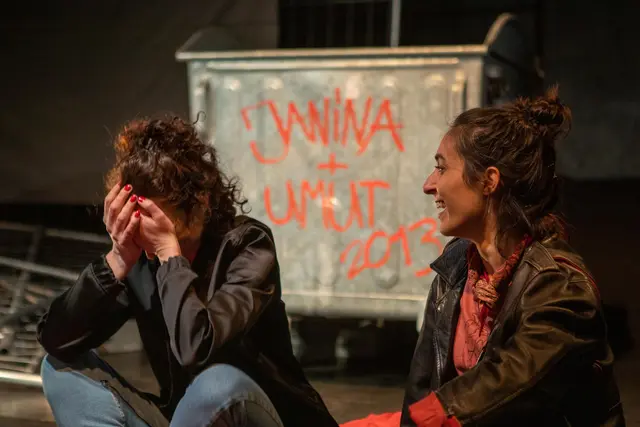 Johanna Withalm und Seda Güngör zwischen Absperrzäunen und Müllcontainern | Foto: Elisa Berdica