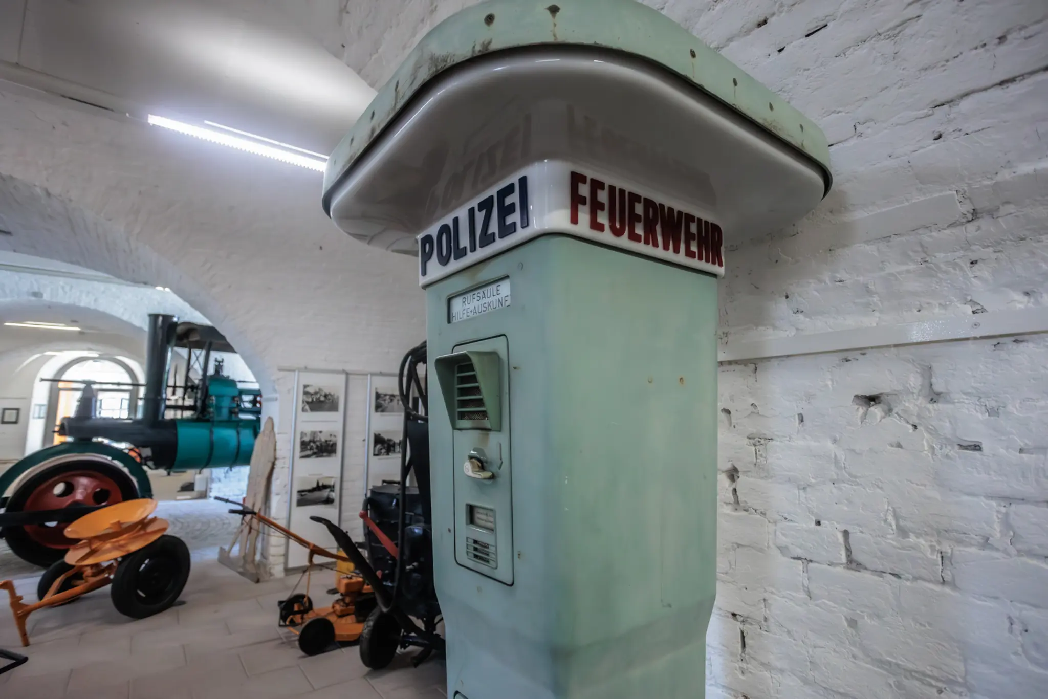 Wiederer-ffnung-Landrat-Brandl-bergibt-Scheck-an-das-Deutsche-Stra-enmuseum