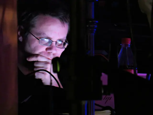 Licht- und Tontechnker Mirco saß ganz versteckt am Bühnenrand | Foto: Brigitte Melder