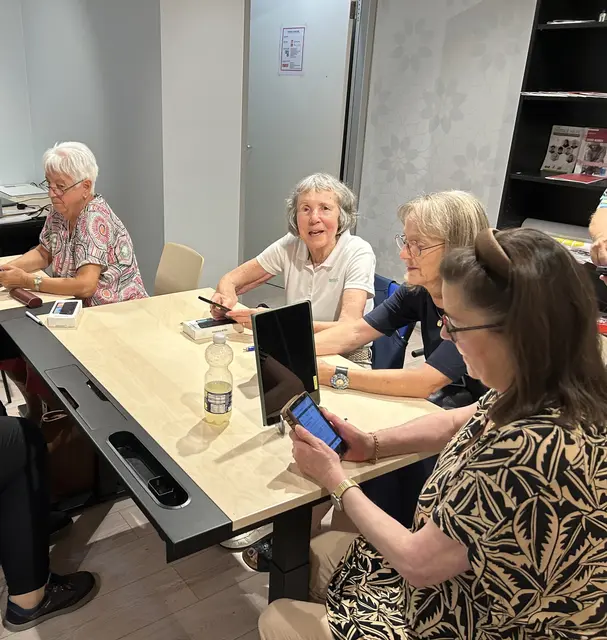 Damit Smartphone, Tablet und Internet kein Buch mit sieben Siegeln bleiben: Diese Frauen nehmen an dem Kurs des Senioren Netzwerks Kaiserslautern teil  | Foto: Horst Hamacher/gratis