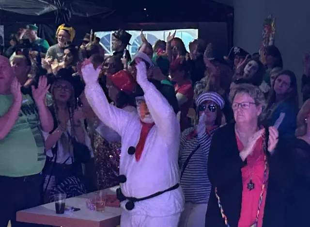 Nicht nur Frauen dürfen feiern: Beim Weiberfreitag der KG Narrensänger sind auch Männer willkommen | Foto: KG Narrensänger/gratis