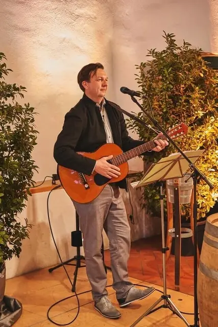 Moderiert wird die Online-Weinprobe mit Weinen aus der Pfalz von dem Mademer Urgestein Christian Hormuth. | Foto: Tourist-Info St. Martin