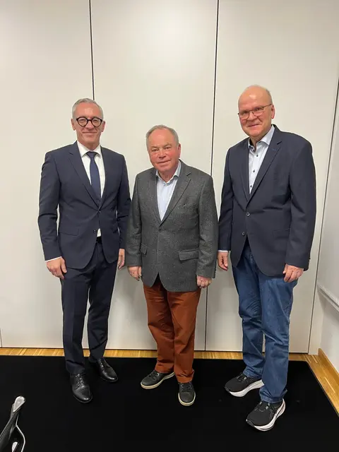 Der neue Kuratoriumsvorsitzender Oberbürgermeister Sven Weigt mit seinem Vorgänger Bernd Doll und dem Vorstandsvorsitzenden Gilbert Bürk (v.l.) | Foto: BürgerStiftung Bruchsal