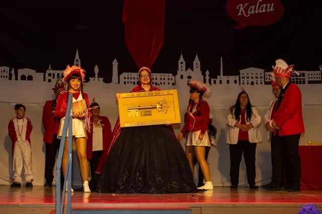 Voller Stolz präsentiert Stadtprinzessin Jenny I. vom Karnevalclub Rot-Weiß den Stadtschlüssel, der zum Auftakt der Kampagne am 11. November 2025 im Rathaus Kaiserslautern an den Vorstand, dann zur Inthronisation an sie übergeben wurde  | Foto: Oliver Decker/gratis