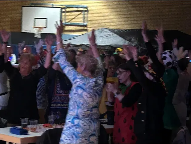 Hoch die Hände: Halligalli herrschte bei der Weiberfastnacht der Karnevalsgesellschaft Narrensänger im Jahr 2025 | Foto: KG Narrensänger/gratis