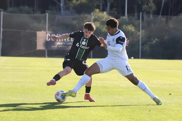 Hannovers Mark Gevorgyan gegen Waldhofs Samuel Abifade (rechts) beim Testspiel. | Foto: Petrow/PIX-Sportfotos