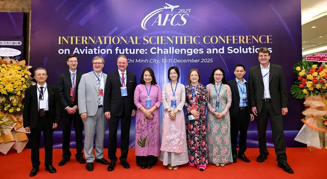 V.l.n.r.: Prof. Dr. T. Hikmet Karakoç (Präsident SARES), Prof. Dr. Christoph Klingenberg (Hochschule Worms), Prof. Dr. Frank Fichert (Hochschule Worms), Prof. Dr. Hans Rück (Vizepräsident Hochschule Worms), Dr. Nguyen Thi Hai Hang (Präsidentin Vietnam Aviation Academy), Frau An Vo (Hochschule Worms), Dr. Vuong Thanh Huyen (Sydney University), Frau Le Hoang Oanh (Vizepräsidentin SAGS), Assoc. Prof. Dr. Nguyen The Hoang (Singapore Institute of Technology), Prof. Dr. Richard Klophaus (Hochschule Worms). | Foto: Hochschule Worms