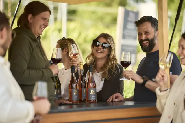 Umgeben von Weinbergen zwischen Hohenhaslach und Freudental lädt Jules Weinkiste zum Genießen ein. | Foto: Tourimia Tourismus GmbH | Stefan Leitner