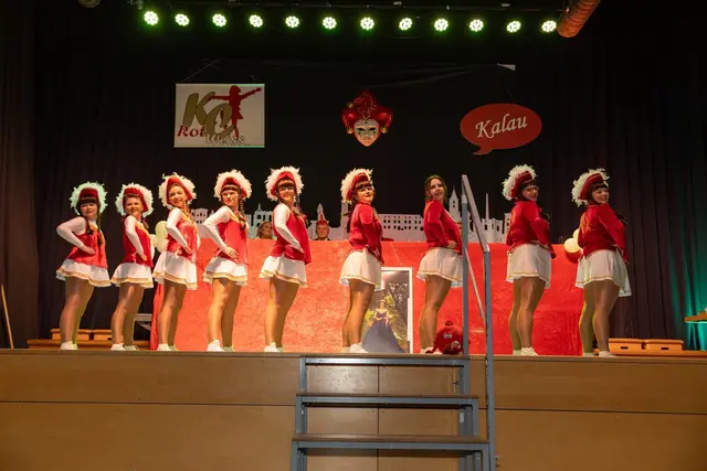 Bei der Prunksitzung 2025 in der Kreuzsteinhalle in Erfenbach: die Juniorengarde und die Rot-Weissen Funken  | Foto: Oliver Decker/gratis