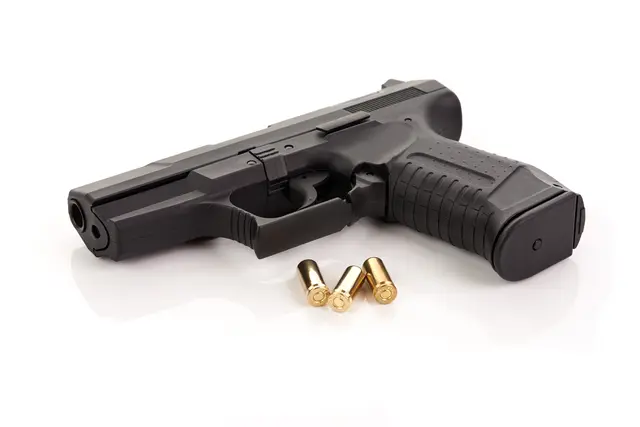 Unter Vorhalt einer Schreckschusswaffe forderten sie den Geschädigten auf, seinen Rucksack sowie seinen Geldbeutel herauszugeben | Foto: Thomas Söllner/AdobeStock_125199617