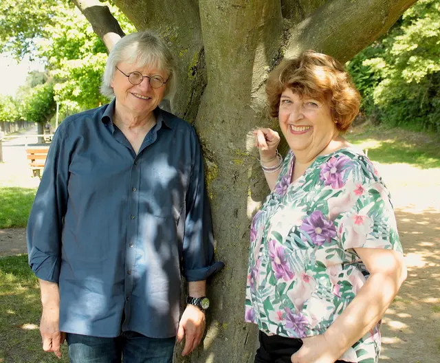 Autorin Gabriele Keiser (rechts) stellt ihren neuen Roman bei einer musikalischen Lesung in der Pfalzbibliothek Kaiserslautern vor, musikalisch begleitet von Manfred Pohlmann  | Foto: Edgar Wenzler/gratis