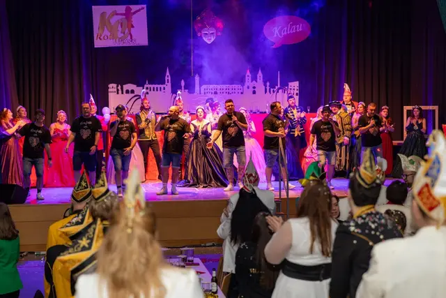 Da hielt es niemanden mehr auf den Stühlen: Die KC-Gesangsgruppe „Sternenflieger“ und die Tollitäten der Gastvereine machten bei der Prunksitzung 2025 Stimmung im Saal | Foto: Oliver Decker/gratis