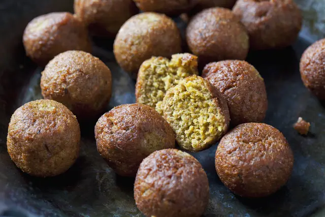 Falafel ohne Frittieren: Mit den richtigen Tricks werden sie außen knusprig und innen schön fluffig und würzig | Foto: Dieter Heinemann/Westend61/dpa-mag