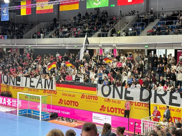 Die Fans unterstützen die Nationalmannschaft. | Foto: BAS