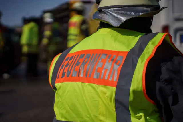 Beide Personen waren im Fahrzeug eingeklemmt und mussten von der Freiwilligen Feuerwehr Winnweiler mit insgesamt 32 Einsatzkräften aus dem Wrack befreit werden | Foto: Kim Rileit