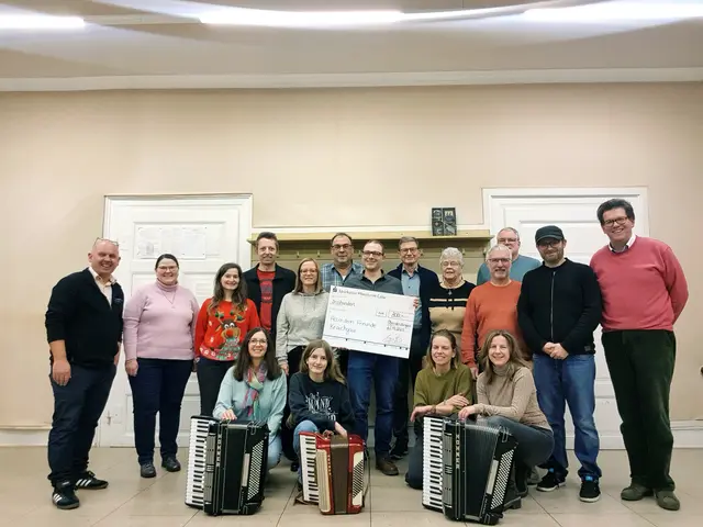 Die Accordeon-Freunde Kraichgau bei der Spendenübergabe mit Mario Bader (Geschäftsführer der Heimberger GmbH aus Oberderdingen) | Foto: Accordeon-Freunde Kraichgau