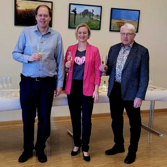 Die Beigeordneten Kai Hammann (li.) und Vienna Grüner und Bürgermeister Helmut Litty begrüßten die Bürgerinnen und Bürger von Altdorf zum diesjährigen Neujahrsempfang. | Foto: Simon Grüner