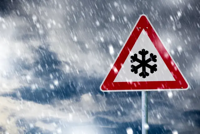 Der Deutsche Wetterdienst warnt am Montagmorgen vor gefährlichem Glatteis durch gefrierenden Regen – Autofahrer sollen nach Möglichkeit auf Fahrten verzichten | Foto: OFC Pictures/stock.adobe.com