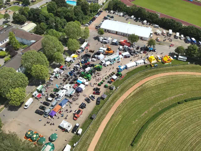Luftaufnahme des Messegeländes an der Rennwiese in Zweibrücken: Zahlreiche Aussteller, Fahrzeuge und Aktionsflächen prägen das Bild der „Messe 2brücken“, die auch 2026 wieder Unternehmen und Besucher aus der gesamten Region zusammenbringen soll. | Foto: "Messe 2brücken" frei