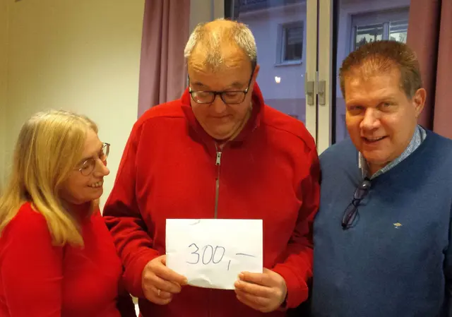 Bei der Weihnachtsfeier des SPD-Ortsvereins Frankenthal wurden 300 Euro an Spenden gesammelt. Sie gingen an die Gefängnisgeistlichen, für kleine Geschenke an bedürftige Inhaftierte. 
Auf dem Foto: Vorsitzender Markus Schröter (Mitte) und die stellvertretenden Vorsitzenden Georgia Voigt-Kirsch und Stephan Westerkamp. 
 | Foto: Foto: Alis Hoppenrath 
