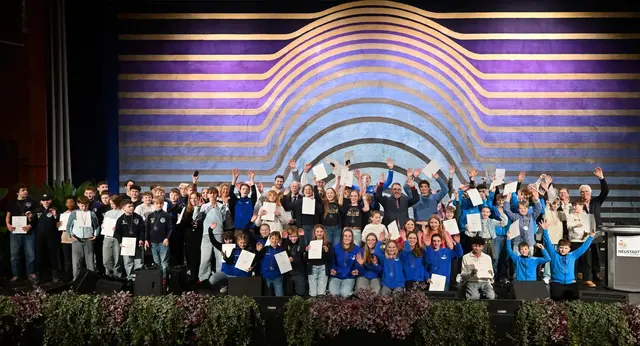 Ein Gruppenfoto aller Geehrten zusammen mit Oberbürgermeister Weigel auf der Bühne des Saalbaus dokumentierte den festlichen Abschluss der Veranstaltung. | Foto: Kai Mehn
