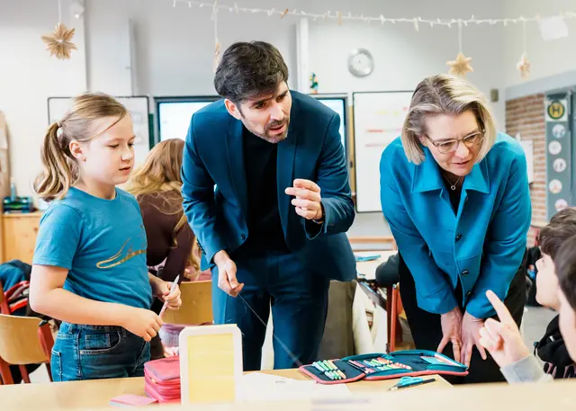 Sven Teuber, Minister für Bildung des Landes Rheinland-Pfalz, und Dr. Katja Scharpwinkel, Vorstandsmitglied der BASF SE und Standortleiterin Ludwigshafen, im Austausch mit Schülerinnen und Schüler der Brüder-Grimm-Grundschule Ludwigshafen. | Foto: BASF/Andreas Henn