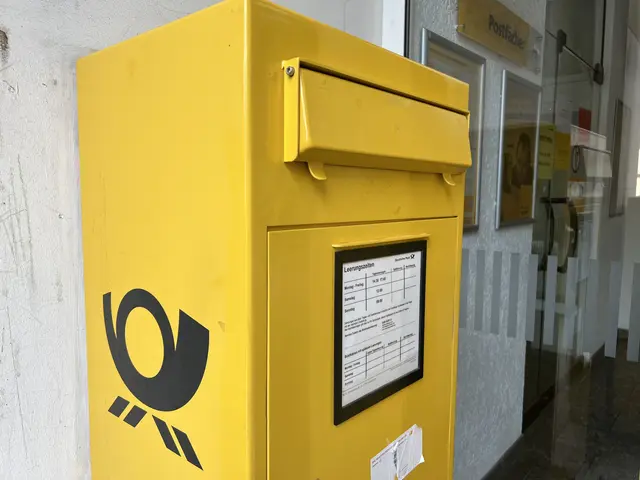 Das Logo der Deutschen Post an einem Briefkasten. In Landstuhl eröffnet der Konzern am 22. Januar 2026 wieder eine eigene Filiale am Adolph-Kolping-Platz. | Foto: Laura Braunbach