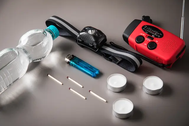 Blackout-Checkliste: Taschenlampe, Kerzen und co. sollte man für den Ernstfall griffbereit haben  | Foto: Christin Klose/dpa-mag