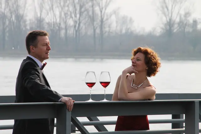 Kerstin Bachtler und Bodo Redner, bekannt als Duo Texttaxi, haben Coleton Fishacre besucht und führen in ihrem Zwei-Personen-Stück das turbulente fröhliche Leben im Landhaus vor, zeigen aber genauso intensiv, wie die Eltern verzweifelt verstummen, als sie den geliebten Sohn verlieren | Foto: Texttaxi/gratis