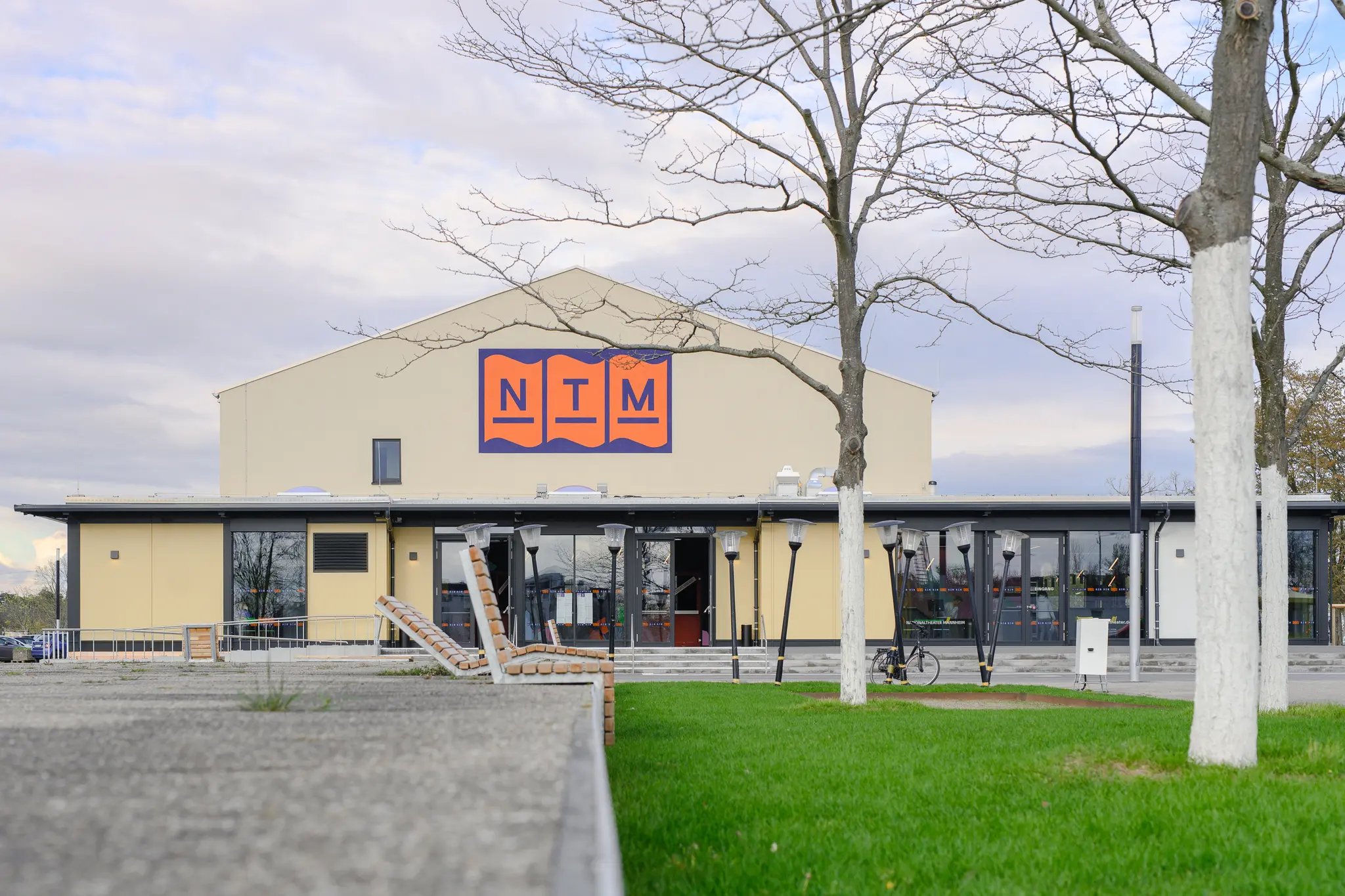 Kost-mverkauf-aus-dem-Theaterfundus