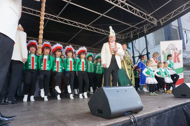 KVK-Präsident Udo Bröckelmann mit den jüngsten Tänzerinnen auf der Bühne der Innenstadtfastnacht 2025 | Foto: KVK/gratis