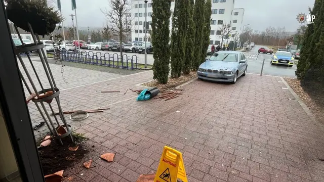 Durch den Unfall wurden neben dem Fahrzeug der Frau auch der Poller, ein Mülleimer sowie ein Blumenkübel beschädigt | Foto: Polizeipräsidium Westpfalz