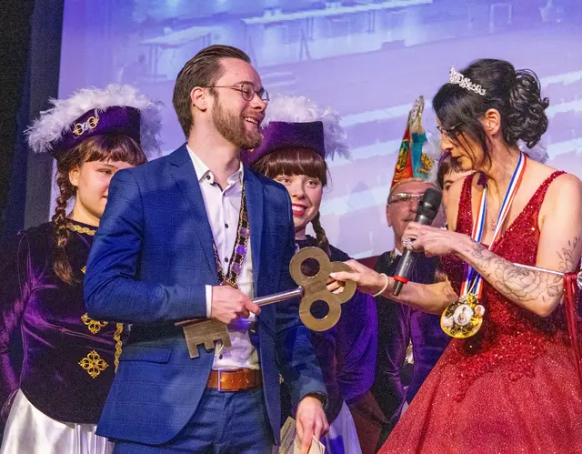 Bürgerserviceleiter Florian Mattheier und Melanie II. von der scheibenden Kunst der Spargelstecher
 | Foto: Wolfgang Neuberth