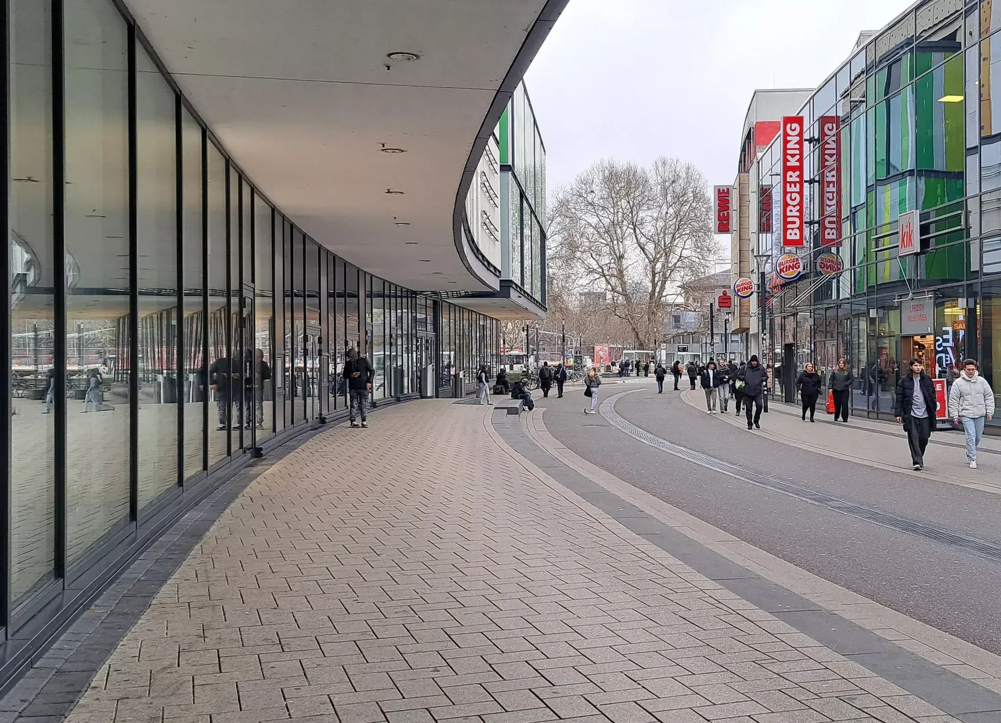 Handfester-Streit-am-fr-hen-Morgen-Frau-schl-gt-auf-Mann-ein