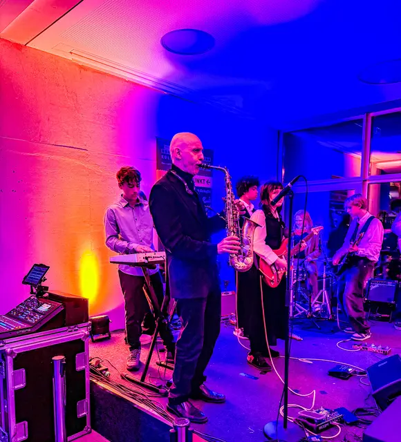 Die junge Band „Younity Family“ – unterstützt spontan von Saxophonist Olaf Schönborn  | Foto: Wolfgang Neuberth