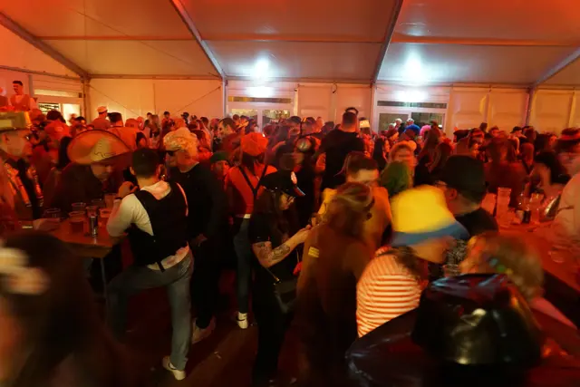 Närrischer Frohsinn herrscht bei der Altweiberfastnacht des KVK rund um die Kalause  | Foto: KVK/gratis