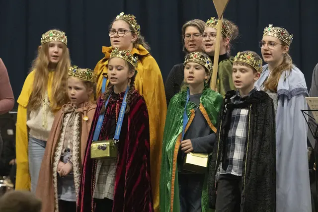 Traditionsgemäß kamen auch die Sternsinger auf die Bühne | Foto: Hoffmann/gratis