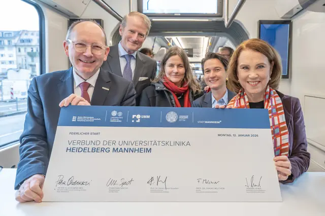 Auf einer gemeinsamen Fahrt von Mannheim nach Heidelberg in einem Sonderzug unterzeichneten (v.l.n.r.) Mannheims Oberbürgermeister Christian Specht, Professor Dr. Hanns-Peter Knaebel, neuer Vorstandsvorsitzender am Universitätsklinikum Heidelberg, die Rektorin der Universität Heidelberg Professorin Dr. Frauke Melchior, Sandra Henek, Kaufmännische Geschäftsführerin am Universitätsklinikum Mannheim und Wissenschaftsministerin Petra Olschowski, symbolisch die Verträge, die den Verbund der beiden Häuser besiegeln.
 | Foto: Hendrik Schröder/Universitätsklinikum Heidelberg