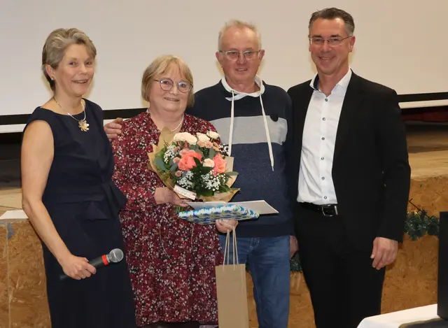 Nach der Verleihung: (v.l.) Ortsbürgermeisterin Susanne Grabau, die Geehrte Ingrid Albrecht, Rolf Albrecht und der Erste Kreisbeigeordnete Christoph Buttweiler.  | Foto: Ralf Grabau/frei