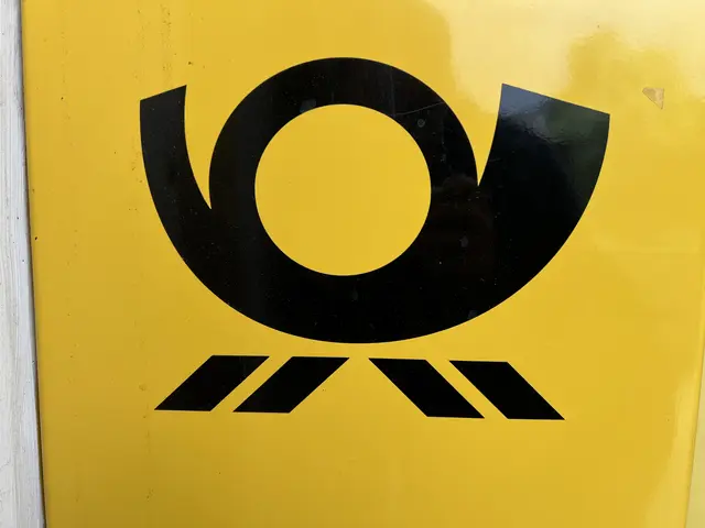 Das Logo der Deutschen Post an einem Briefkasten. | Foto: Laura Braunbach