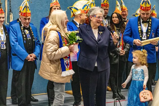 Michaela Diehl, ein Danke für die Blumenpflege  | Foto: Wolfgang Neuberth
