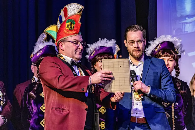 Thomas Hambsch Präsident der Löwenjäger als lebender Lesepult | Foto: Wolfgang Neuberth