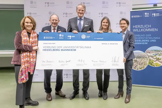 Den Abschluss bildete eine Feierstunde im Hörsaal der Kopfklinik auf dem Medizin-Campus in Heidelberg mit rund 400 geladenen Gästen aus Politik und Gesundheitswesen sowie Förderern und Mitarbeitenden der beiden Universitätsklinika. V.l.n.r.: Ministerin Petra Olschowski, Oberbürgermeister Christian Specht, Professor Dr. Hanns-Peter Knaebel, Professorin Dr. Frauke Melchior und Sandra Henek | Foto: Hendrik Schröder/Universitätsklinikum Heidelberg