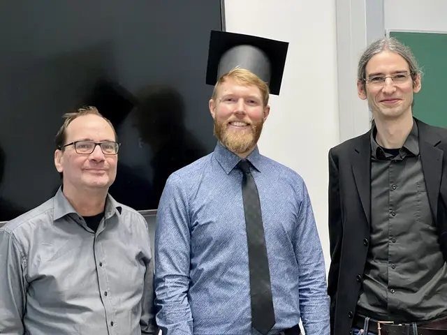 Die Hochschule gratuliert Dr. rer. nat. Florian Diller, ein großartiger Meilenstein ist geschafft. V.li.: Prof. Dr. Gerik Scheuermann, Dr. rer. nat. Florian Diller, Prof. Dr. Alexander Wiebel.  | Foto: Christoph Diller