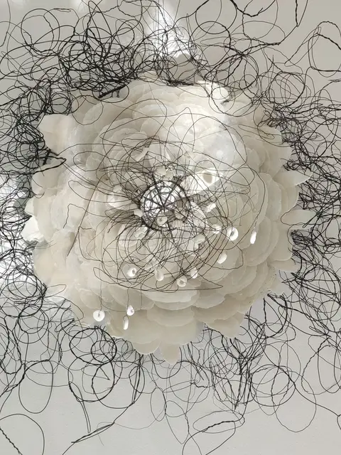 Filigrane Drahtinstallationen und Objekte von Caroline Laengerer setzen lineare Strukturen in einen spannungsvollen Dialog mit dem Raum. | Foto: Caroline Laengerer