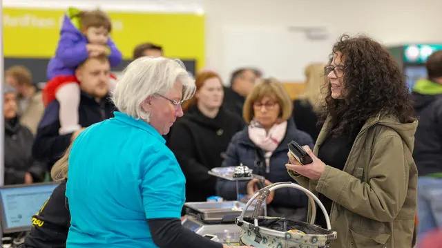 Die Kassen sind im Tante-Enso-Markt nur zeitweise mit Personal besetzt. Außerhalb dieser Zeiten läuft der Einkauf vollständig automatisiert – bezahlt wird mit einer persönlichen Chipkarte. | Foto: Erik Stegner