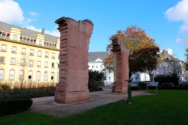 Am frühen Montagmittag ist ein 68-jähriger Mann auf dem Synagogenplatz in Kaiserslautern Opfer eines Raubdelikts geworden | Foto: Jens Vollmer