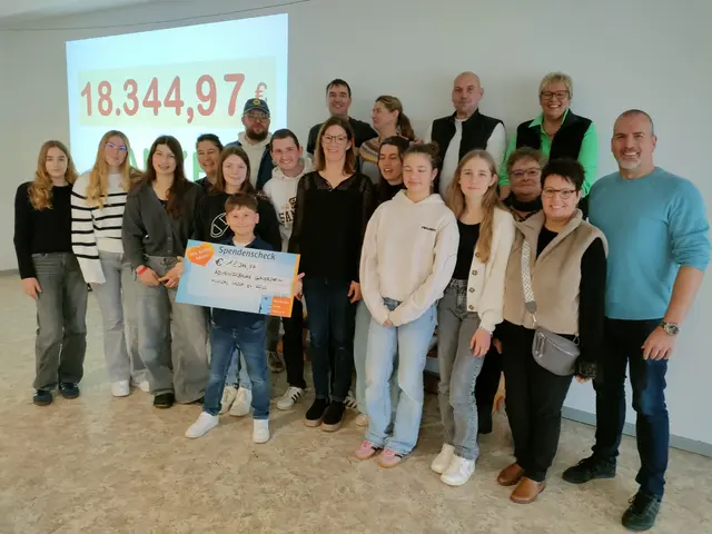 Verantwortliche und Mitwirkende des Musicals hoch zu Ross und Verantwortliche des Adventsbasars. Ganz rechts Kai Leimig | Foto: bes